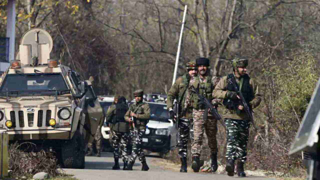 Jammu Kashmir News: राजौरी में सेना और आतंकियों के बीच मुठभेड़, 2 जवान शहीद