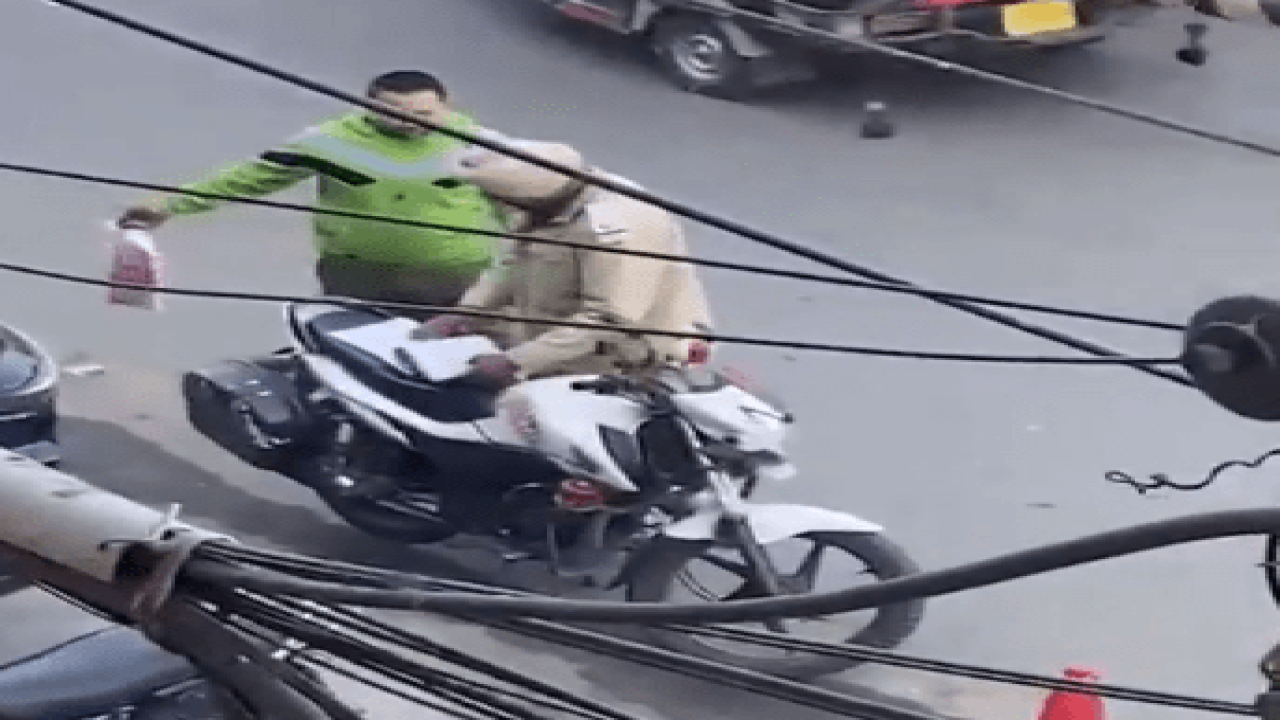 ਅੰਮ੍ਰਿਤਸਰ ‘ਚ ਪੁਲਿਸ ਅਧਿਕਾਰੀ ਦੀ ਰਿਸ਼ਵਤ ਲੈਣ ਦੀ ਵੀਡੀਓ ਹੋਈ ਵਾਇਰਲ