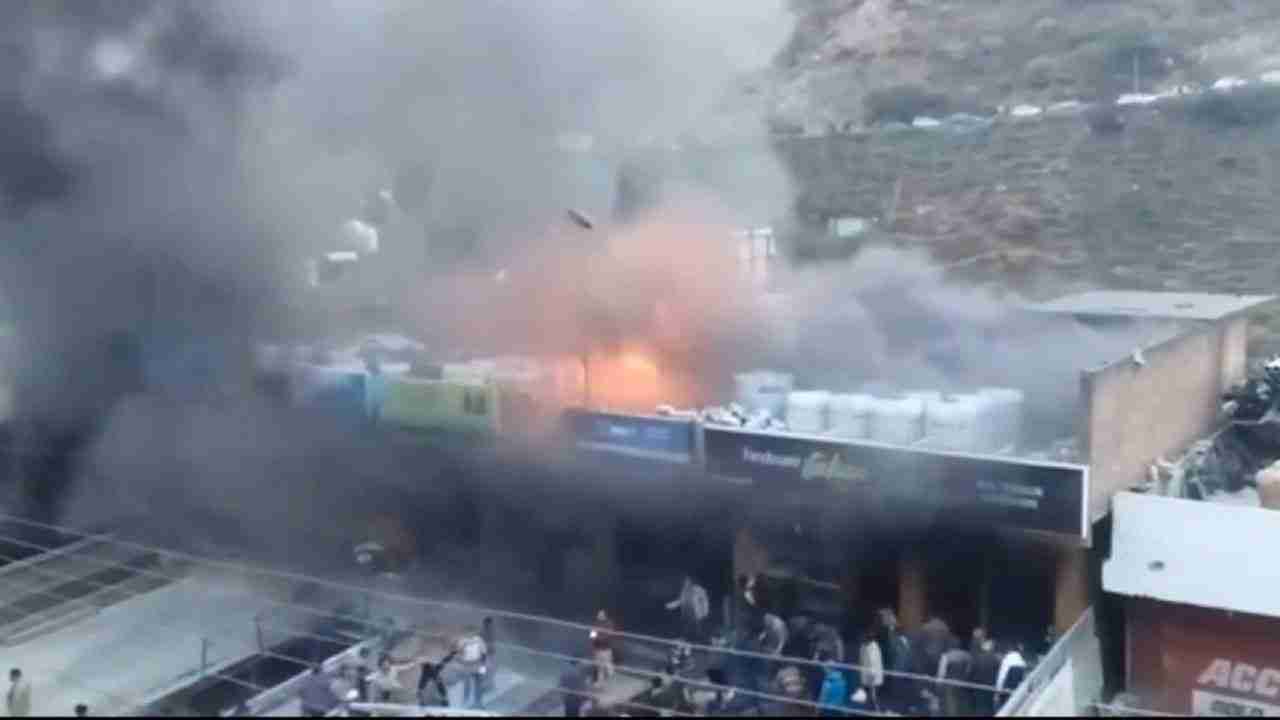 हिमाचल: शिमला जिले के रोहड़ू बाजार में भीषण अग्निकांड, हार्डवेयर की दुकान जलकर हुई राख, 18 करोड़ रुपये का नुकसान