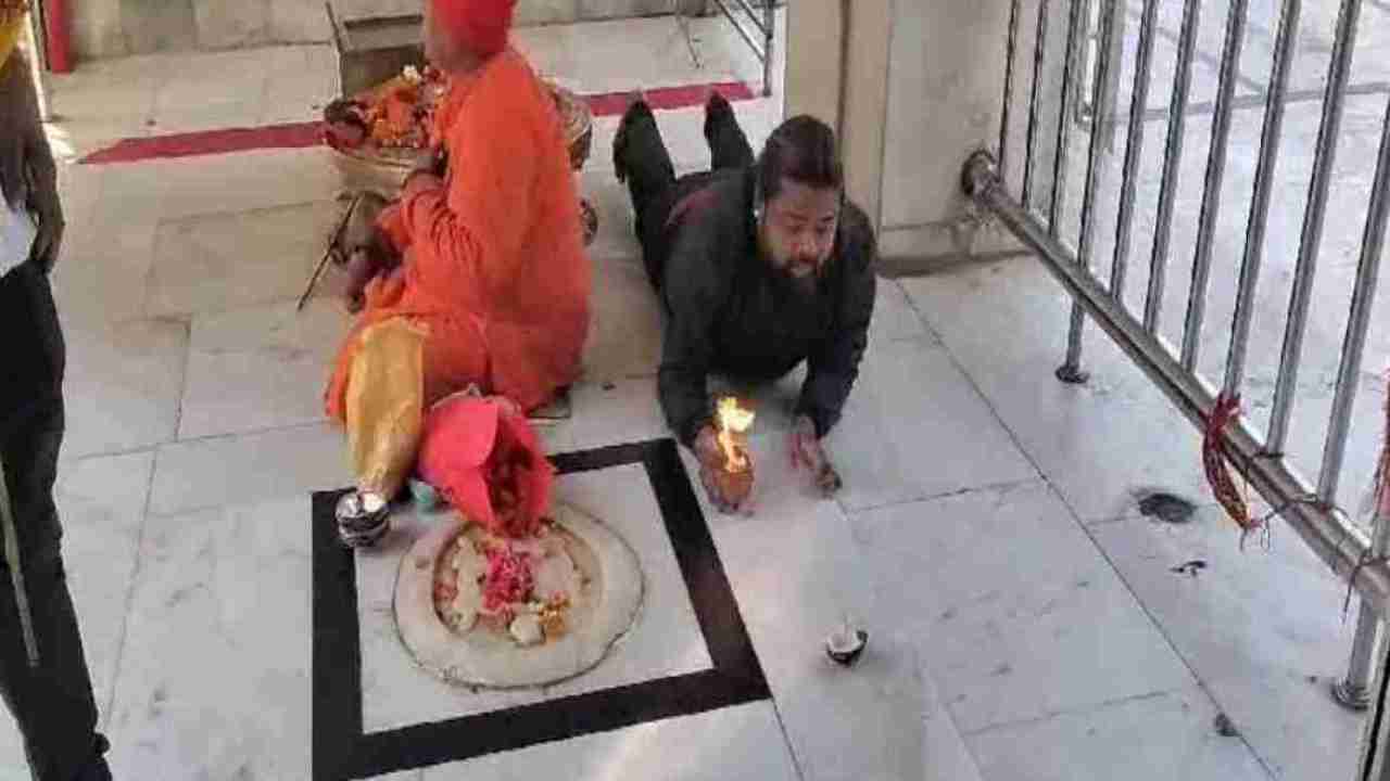 हिमाचल: मन्नत पूरी होने पर दंडवत हाथों में ज्योति लेकर ज्वालाजी मन्दिर पहुंचा दिल्ली का श्रद्धालु