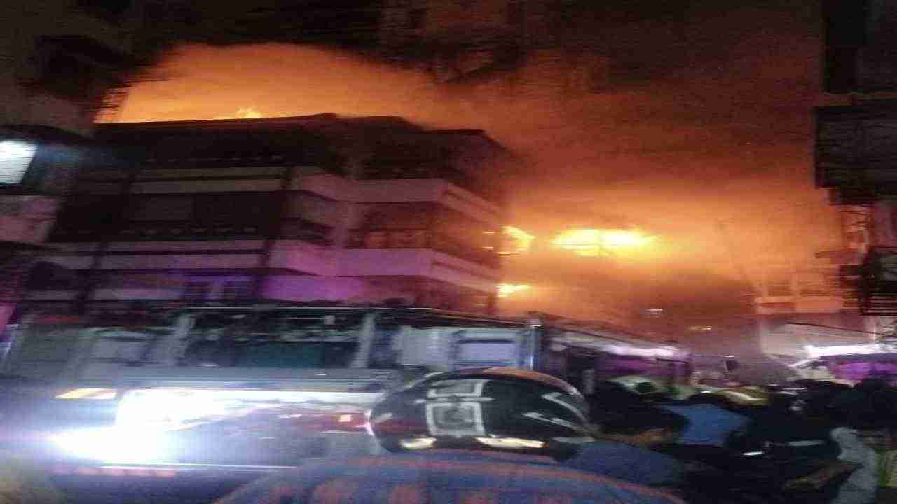 Mumbai Building Fire: मुंबई में 4 मंजिला इमारत में लगी भीषण आग, 2 लोगों की मौत