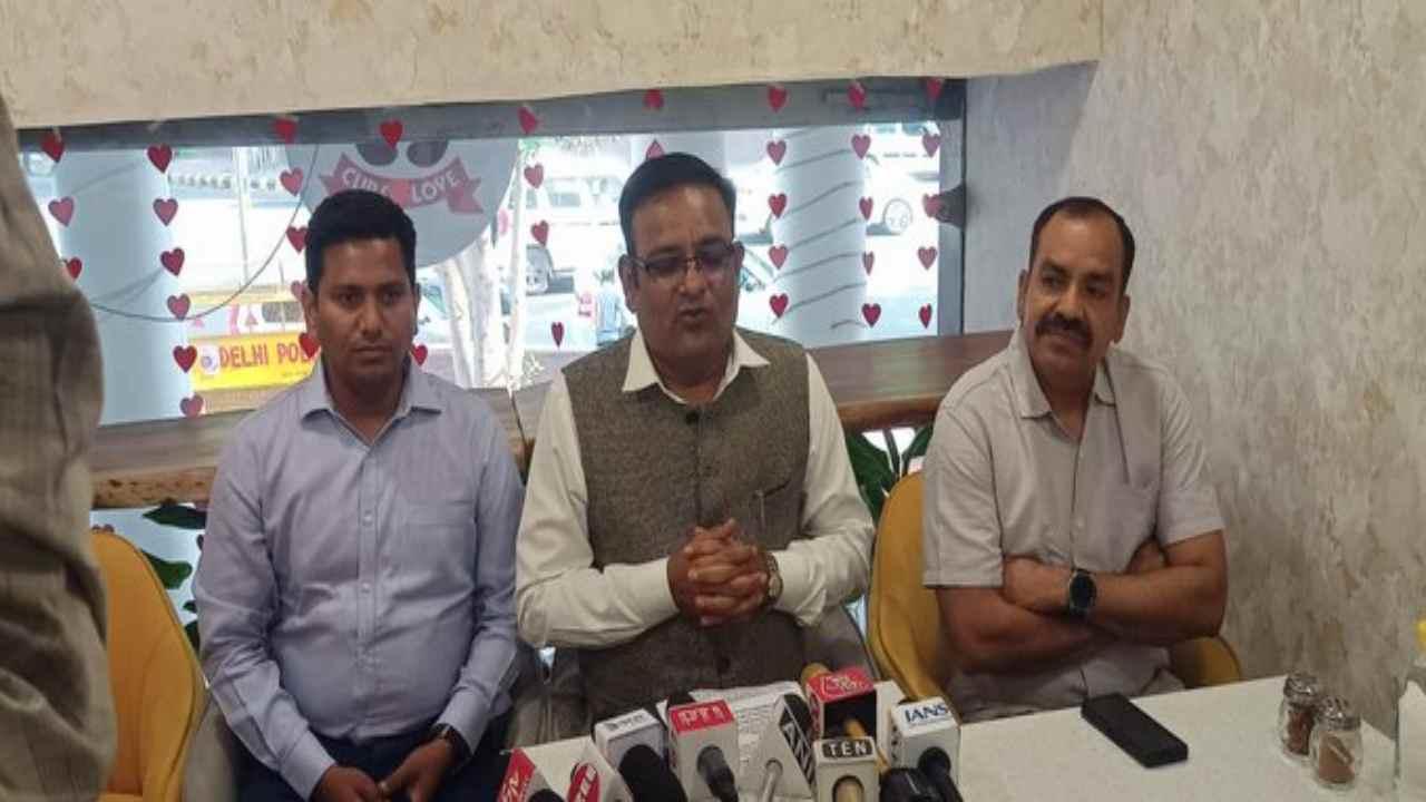 Delhi News: दिल्ली सरकार में मंत्री राजकुमार आनंद ने दिया इस्तीफा, कुछ दिन पहले पड़ी थी ED की रेड