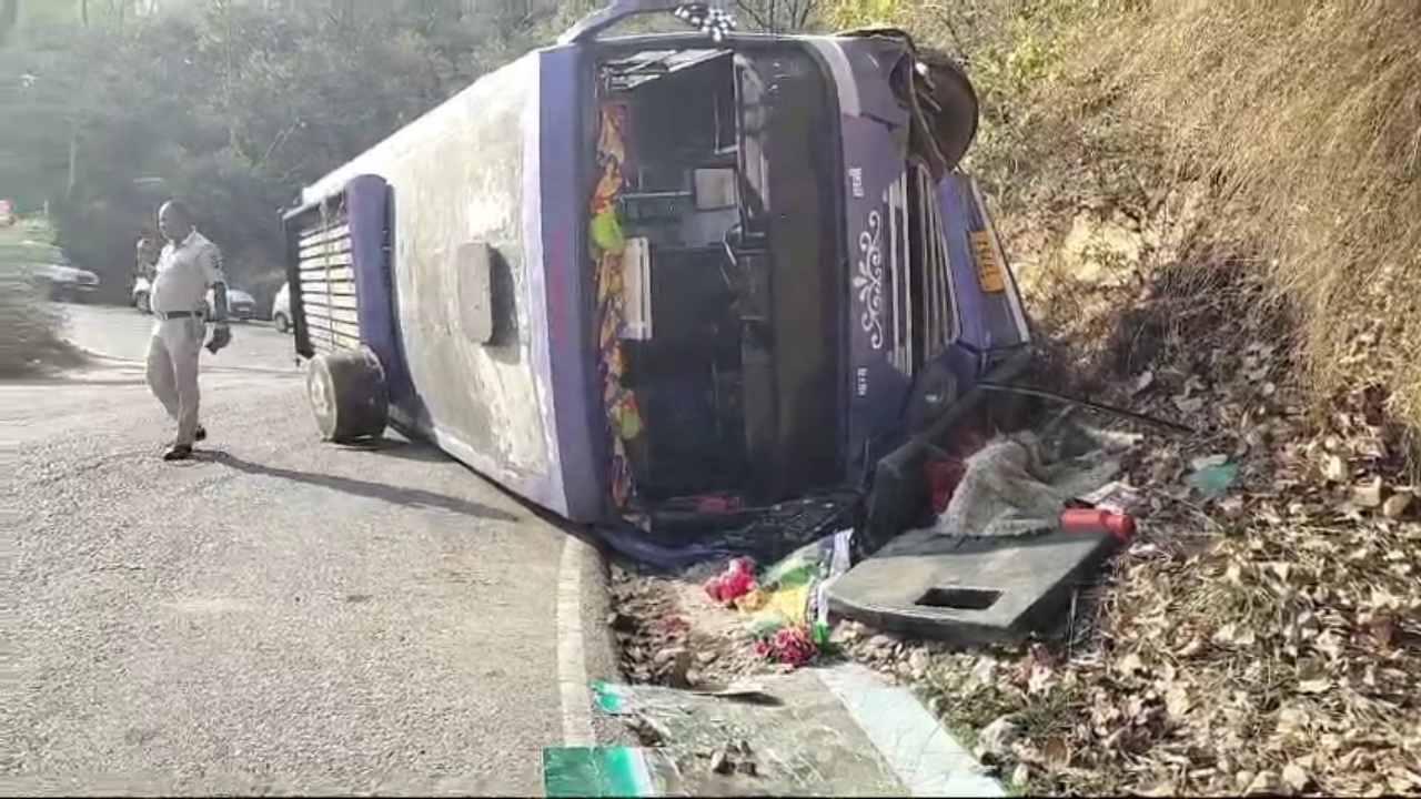 HP Accident News: श्रद्धालुओं से भरी यूपी की बस कांगड़ा सुरंग के पास पलटी,  21 यात्री घायल