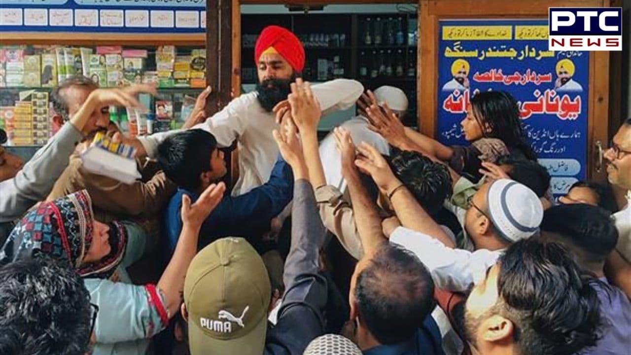 Sikh man from Pakistan organises 'Iftar Langar' on outskirts of Lahore