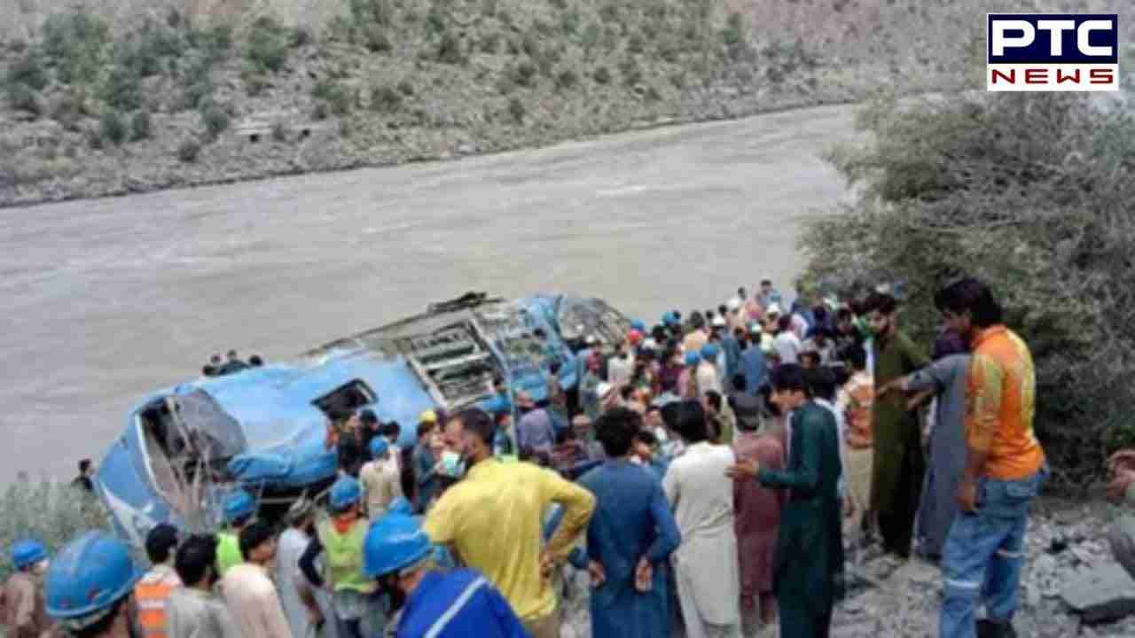 Pakistan Accident: बलूचिस्तान में सड़क हादसा, गहरी खाई में गिरी बस, 17 लोगों की मौत, कई घायल