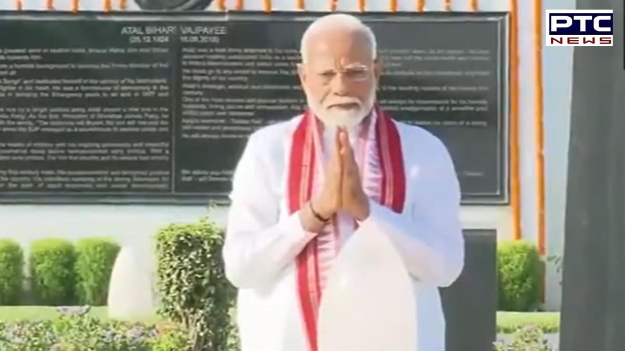 Before swearing-in, Narendra Modi honours Mahatma Gandhi and Vajpayee
