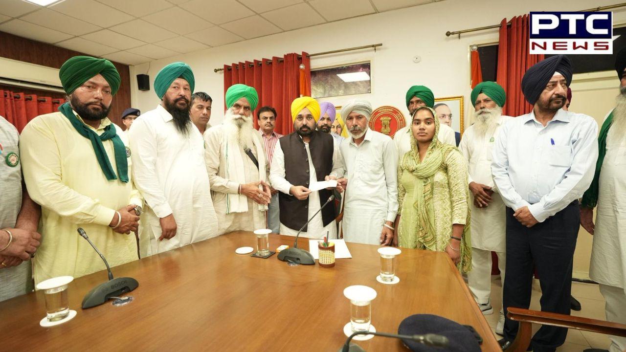 ਚੰਡੀਗੜ੍ਹ 'ਚ ਸੀਐੱਮ ਤੇ ਕਿਸਾਨਾਂ ਦੀ ਮੀਟਿੰਗ, ਸ਼ੁਭਕਰਨ ਦੇ ਪਰਿਵਾਰ ਨੂੰ CM ਮਾਨ ਨੇ 1 ਕਰੋੜ ਦਾ ਦਿੱਤਾ ਚੈੱਕ, ਭੈਣ ਨੂੰ ਮਿਲੀ ਨੌਕਰੀ
