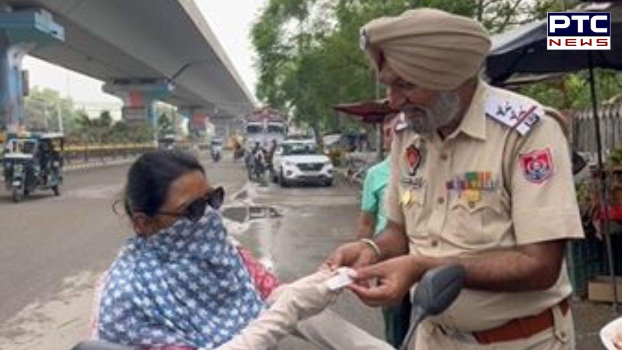 AmritsarNews : ਪੁਲਿਸ ਮੁਲਾਜ਼ਮ ਦਾ ਅਨੋਖਾ ਉਪਰਾਲਾ! ਗੱਡੀਆਂ ਦੇ ਕਾਗਜ਼ਾਤ ਘਰ ਭੁੱਲਣ ਵਾਲਿਆਂ ਨੂੰ ਵੰਡੇ ਬਦਾਮ