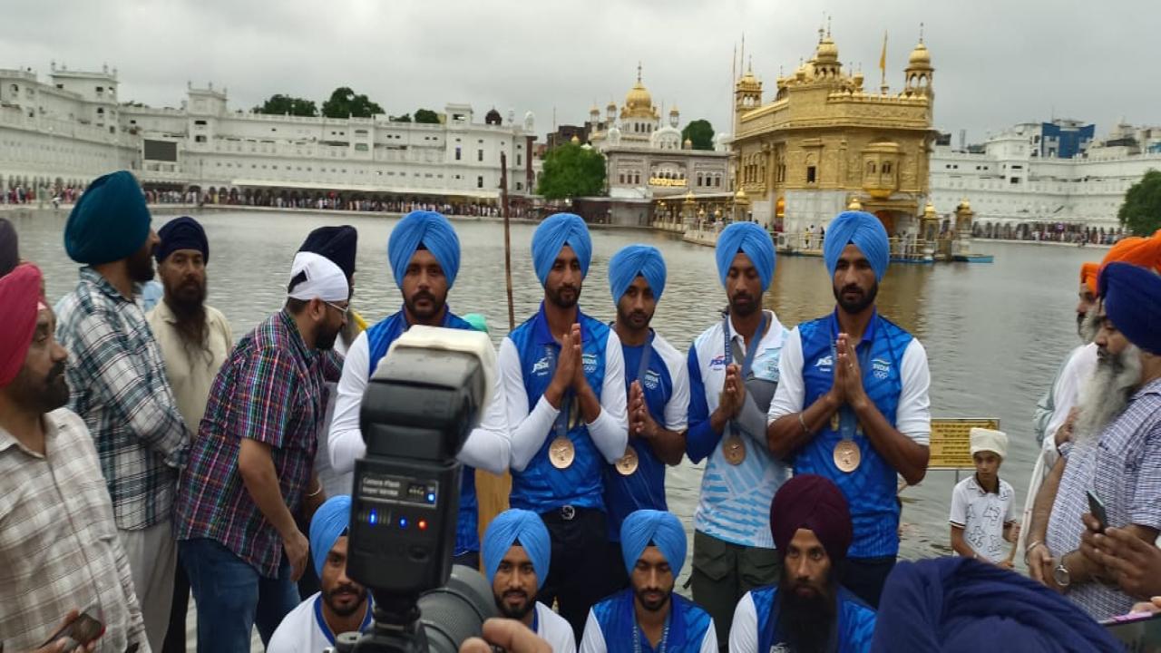 Indian Hockey Team : ਸੱਚਖੰਡ ਸ੍ਰੀ ਹਰਿਮੰਦਰ ਸਾਹਿਬ ਨਤਮਸਤਕ ਹੋਏ ਭਾਰਤੀ ਹਾਕੀ ਟੀਮ ਦੇ ਖਿਡਾਰੀ, ਹਵਾਈ ਅੱਡੇ 'ਤੇ ਹੋਇਆ ਸ਼ਾਨਦਾਰ ਸਵਾਗਤ