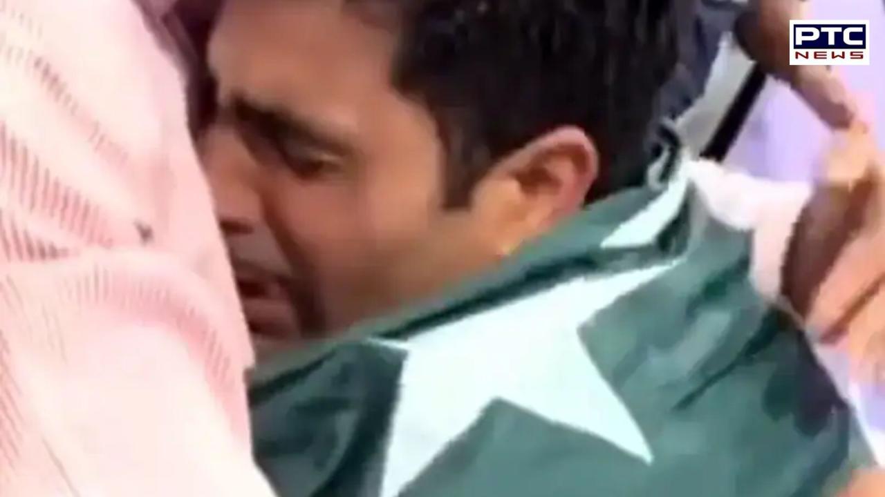 Emotional Victory: Arshad Nadeem breaks down draped in Pakistan flag after historic olympic gold win