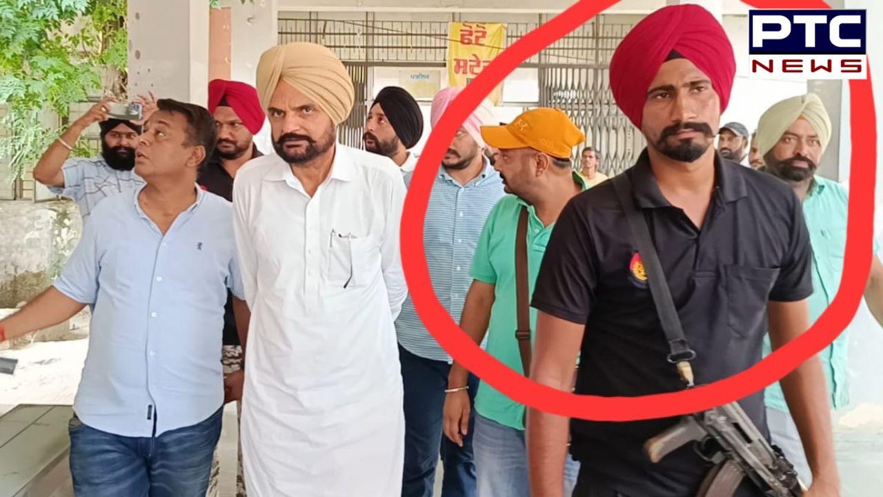 Sidhu Moosewala  ਦੇ ਪਿਤਾ ਬਲਕੌਰ ਸਿੰਘ ਨਾਲ ਤੈਨਾਤ ਕੀਤੇ ਗਏ ਗੰਨਮੈਨ ਆਪਸ ਵਿੱਚ ਭਿੜੇ, ਇੱਕ ਜ਼ਖਮੀ