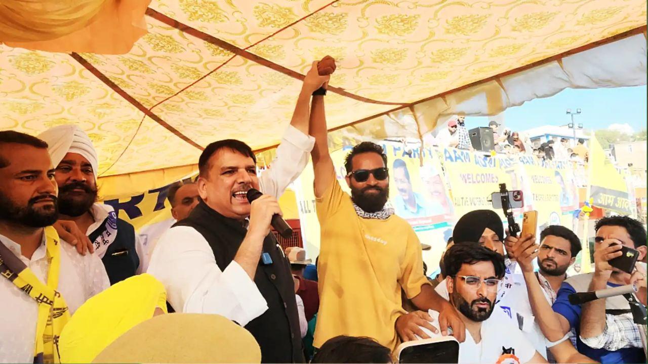 J&K Election 2024: जम्मू-कश्मीर में AAP ने खोला खाता, डोडा से मेहराज मलिक जीते, 4,000 से अधिक मतों से गजय सिंह राणा को हराया