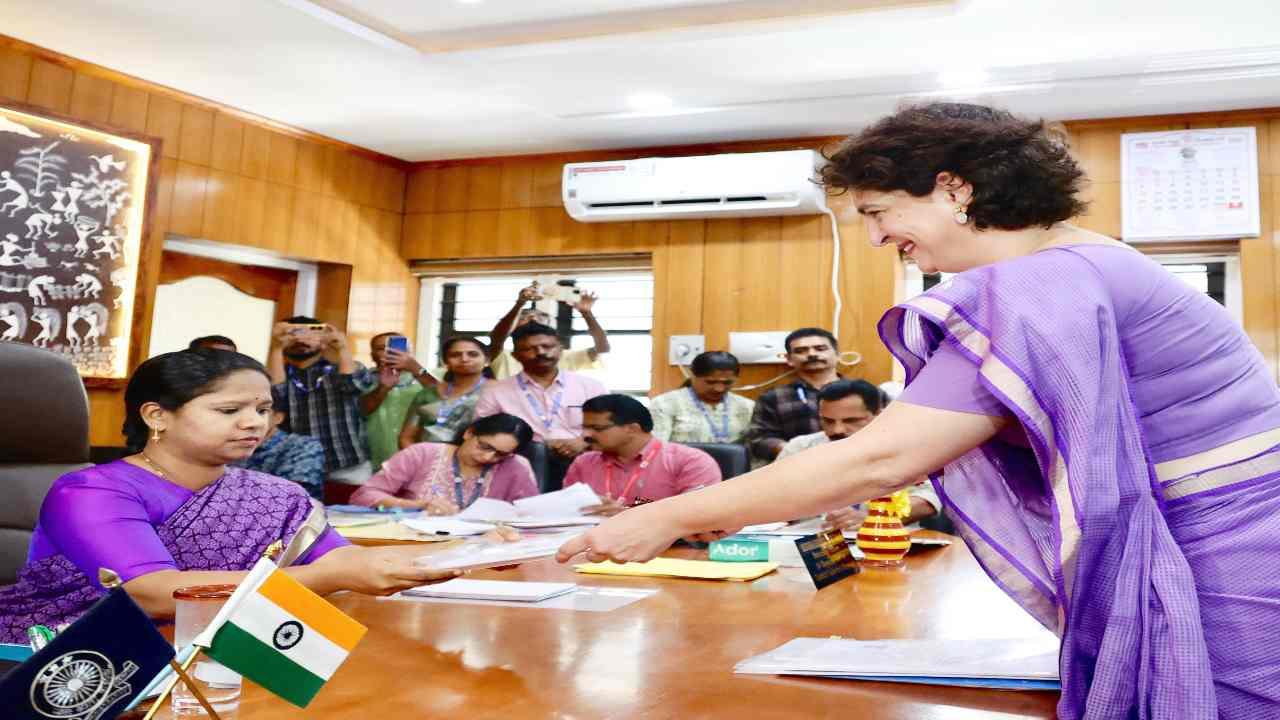 Wayanad Lok Sabha bypoll: प्रियंका गांधी की चुनावी पारी की शुरुआत, वायनाड उपचुनाव के लिए दाखिल किया नामांकन