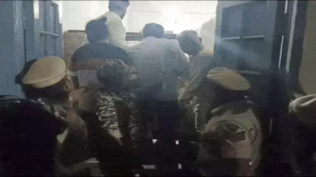 Haryana: रोहतक में मतगणना केंद्र में घुसने की कोशिश, पुलिस ने निकाला बाहर, आधिकारिक जीत की घोषणा बाकी