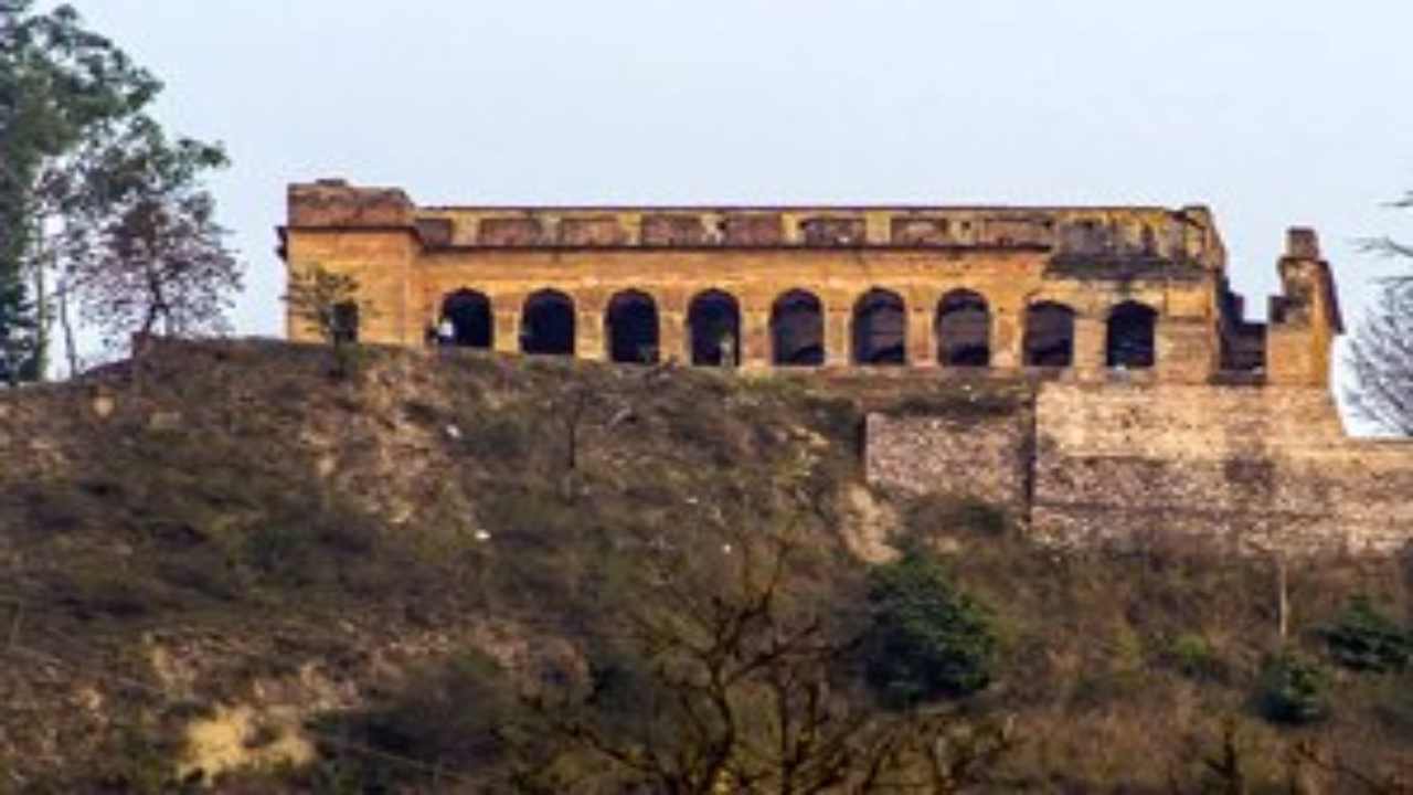 हिमाचल के रहस्यमय महल सुजानपुर टीहरा में छिपा है राजा संसार चन्द का खजाना,जो आज तक नहीं लगा किसी के हाथ