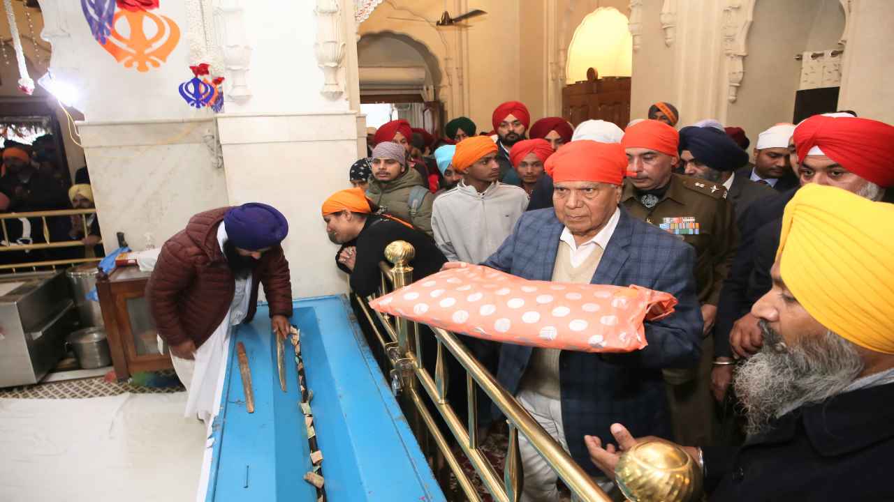 पंजाब के राज्यपाल ने गुरुद्वारा श्री फतेहगढ़ साहिब में मत्था टेका