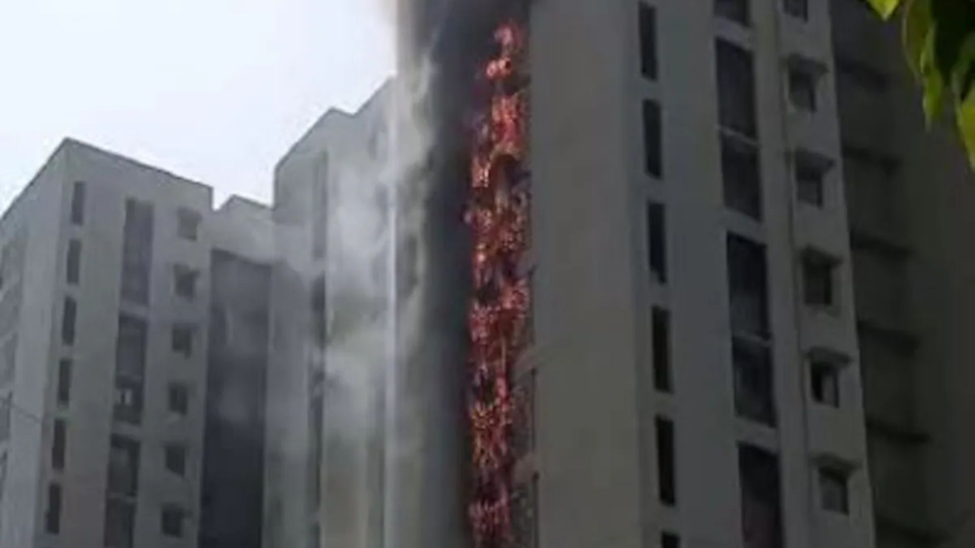 Mumbai Fire: ऊंची इमारत में लगी भीषण आग, 6 मंजिलें जलकर खाक