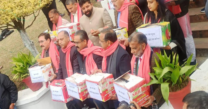 हिमाचल:सत्र के आखिरी दिन विधानसभा में सेब लेकर पहुंचा विपक्ष, कांग्रेस को याद दिलाई बागवानों को दी गई गारंटी