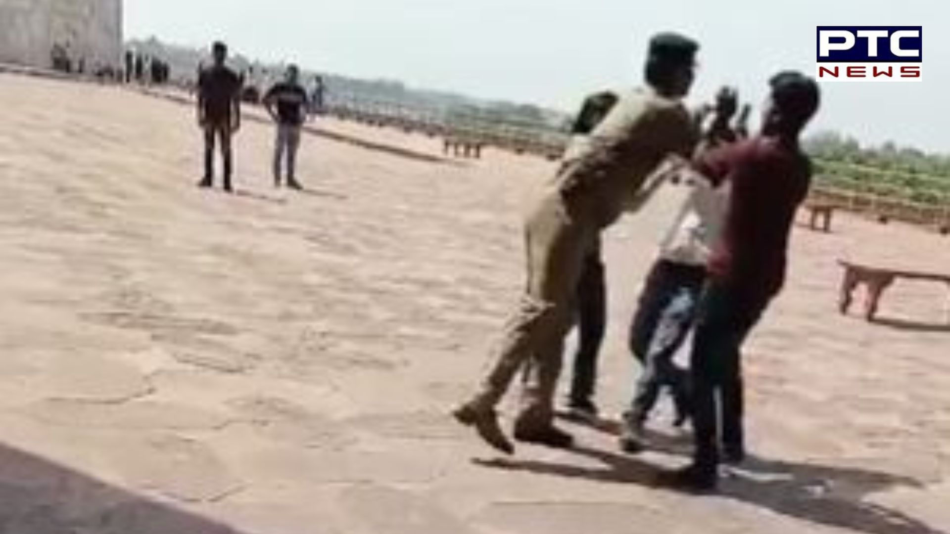 ਤਾਜ ਮਹਿਲ 'ਚ ਰੀਲ ਬਣਾ ਰਹੀਆਂ ਸੀ ਕੁੜੀਆਂ, CISF ਜਵਾਨ ਨੇ ਜੜ ਦਿੱਤੇ ਥੱਪੜ, ਦੇਖੋ Viral Video