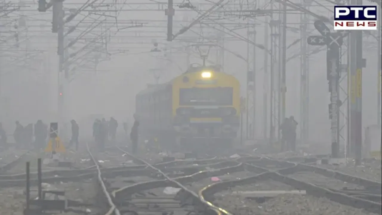 राजधानी दिल्ली में छाया घना कोहरा, 23 ट्रेनें लेट, AQI पहुंचा 'गंभीर'