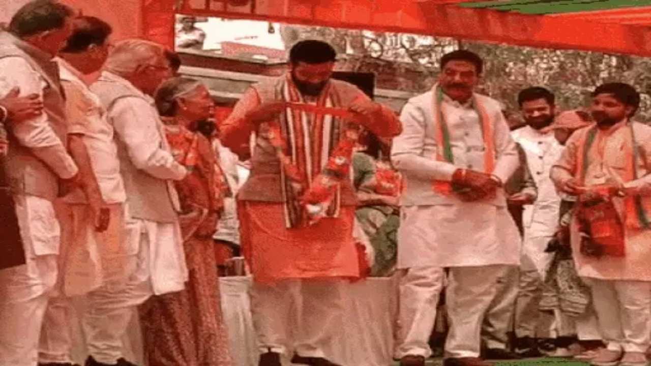 Haryana: देश की सबसे अमीर महिला सावित्री जिंदल BJP में शामिल, CM सैनी ने पहनाया पार्टी का पटका