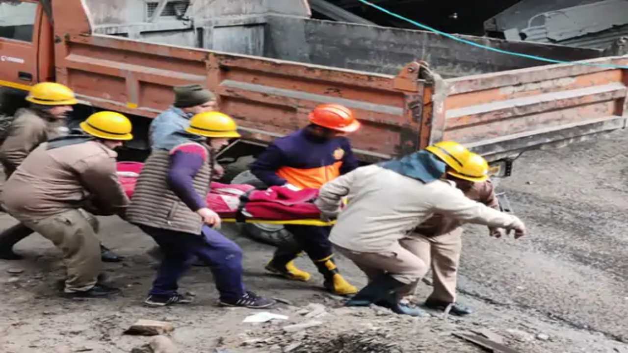 Himachal Landslide: शिमला में भूस्खलन से बिहार के 2 लोगों की मौत, पुलिस ने मलबे से निकाले शव
