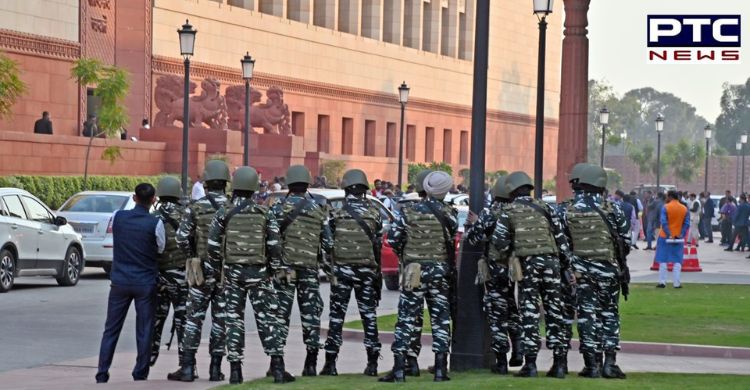 Parliament security breach: सर्वेक्षण के बाद सिक्योरिटी चेक ड्यूटी से हटाई दिल्ली पुलिस, CISF तैनात करेगी सरकार