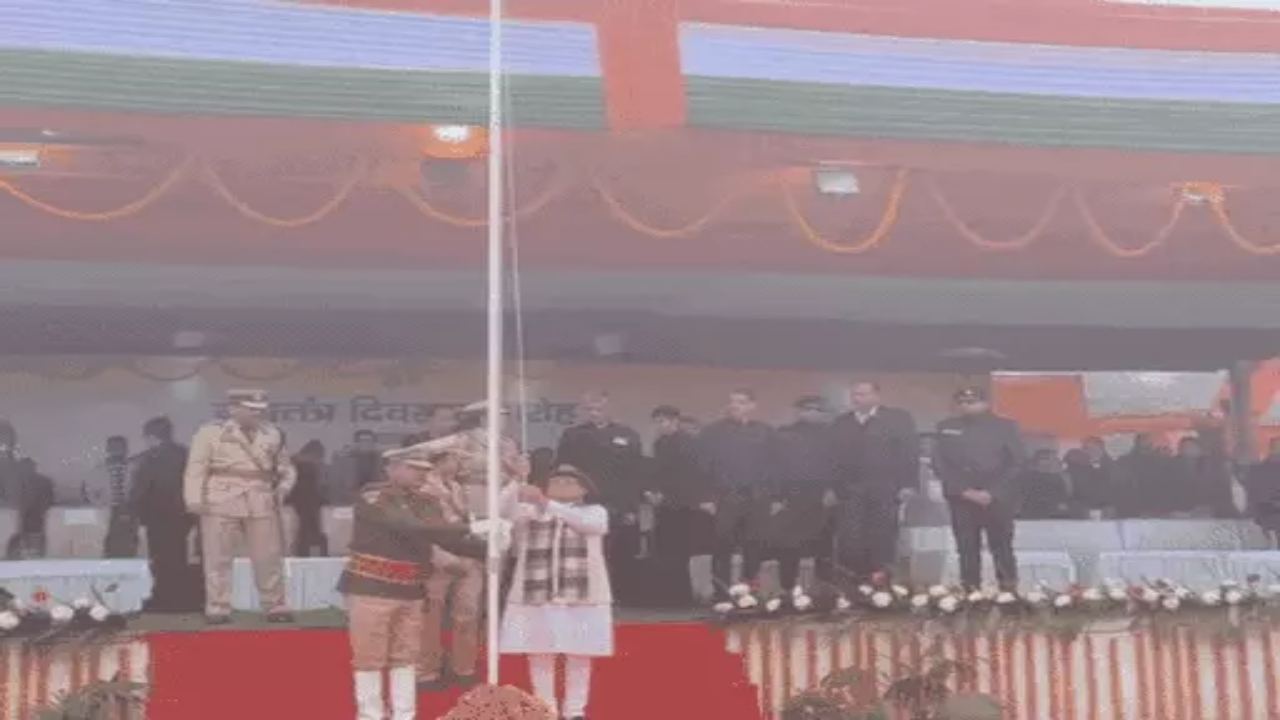 Republic day 2024: Haryana CM मनोहर लाल करनाल तो डिप्टी CM ने सिरसा में फहराया तिरंगा, शहीदों को दी श्रद्धांजलि