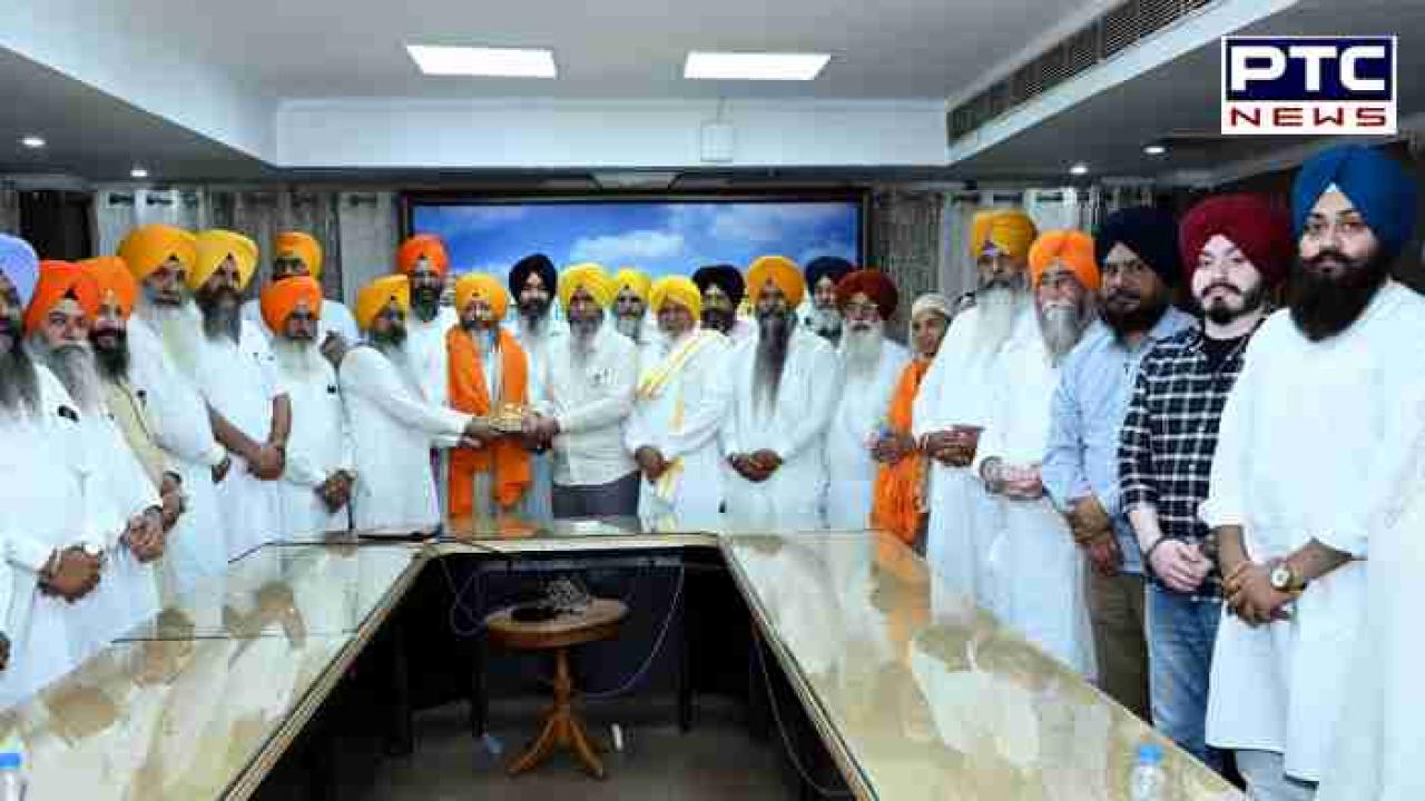 Amritsar News : ਸ਼੍ਰੋਮਣੀ ਕਮੇਟੀ ਦੇ ਮੀਤ ਸਕੱਤਰ ਗੁਰਚਰਨ ਸਿੰਘ ਕੋਹਾਲਾ ਤੇ ਹੋਰ ਮੁਲਾਜ਼ਮਾਂ ਨੂੰ ਸੇਵਾ ਮੁਕਤ ਹੋਣ ’ਤੇ ਕੀਤਾ ਸਨਮਾਨਤ