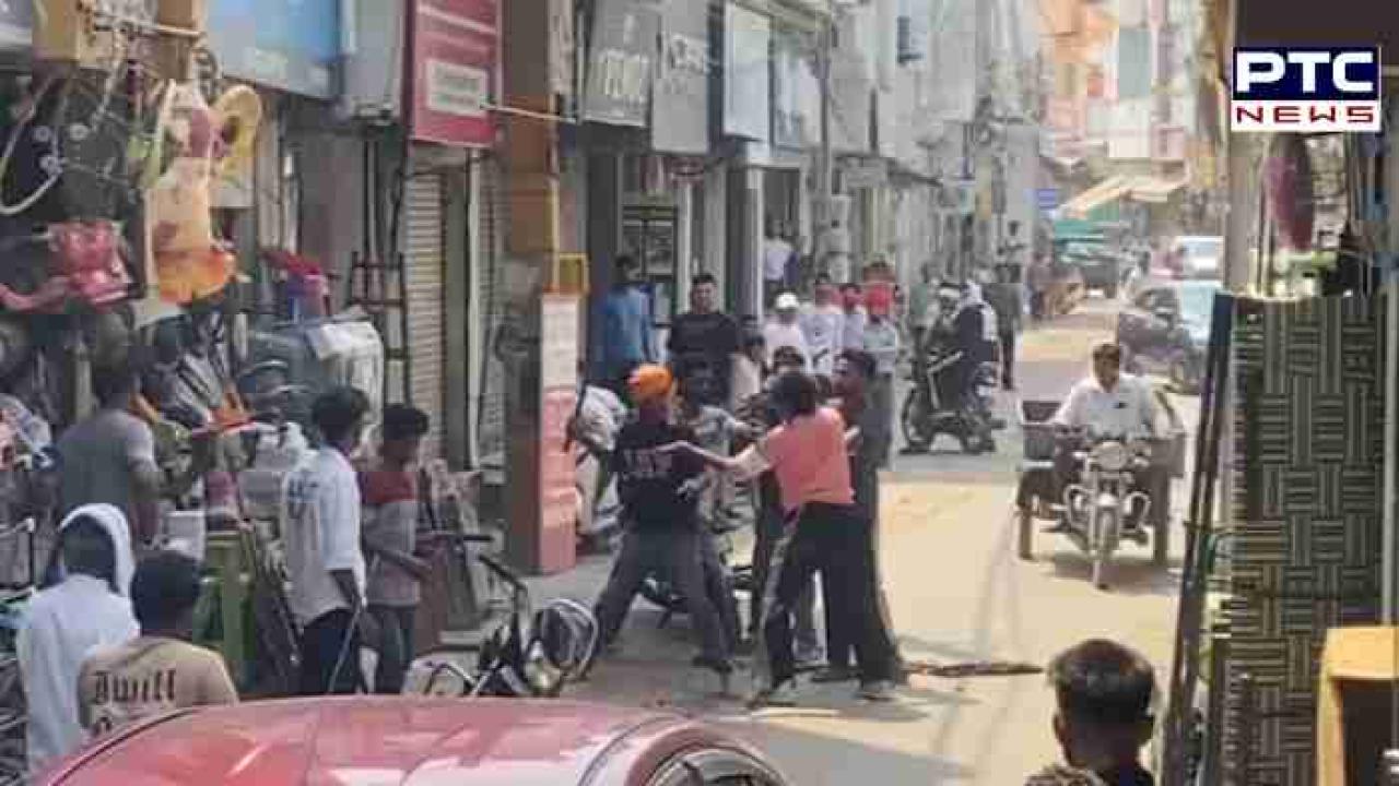 Kapurthala News :  ਗੁੰਡਾਗਰਦੀ ਦਾ ਨੰਗਾ ਨਾਚ, ਭਰੇ ਬਾਜ਼ਾਰ 'ਚ ਚੱਲੇ ਦਾਤਰ , ਮੁੰਡੇ ਦੀ ਬੇਰਹਿਮੀ ਨਾਲ ਕੀਤੀ ਕੁੱਟਮਾਰ