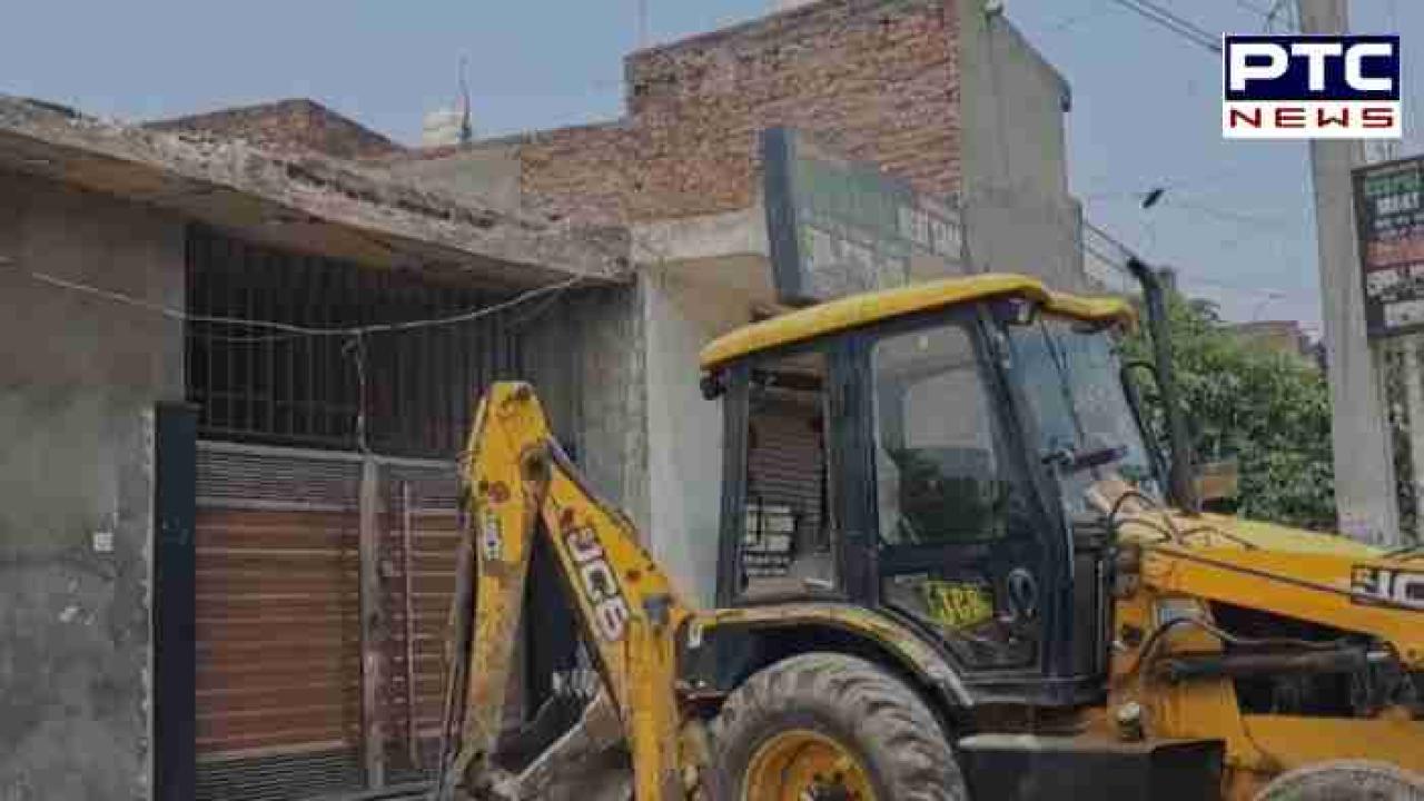 Amritsar News: ਜ਼ਿਲ੍ਹਾ ਪ੍ਰਸ਼ਾਸਨ ਨੇ ਨਸ਼ਾ ਤਸਕਰ ਦੇ ਘਰ ਉੱਤੇ ਚਲਾਇਆ ਬੁਲਡੋਜ਼ਰ