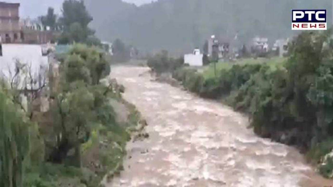 Jammu and Kashmir : ਭਾਰੀ ਬਾਰਿਸ਼ ਕਾਰਨ ਰਾਜੌਰੀ 'ਚ ਹੜ੍ਹ ਵਰਗੇ ਹਾਲਾਤ,ਆਮ ਜਨਜੀਵਨ ਪ੍ਰਭਾਵਿਤ , ਸਾਰੇ ਸਕੂਲ ਬੰਦ