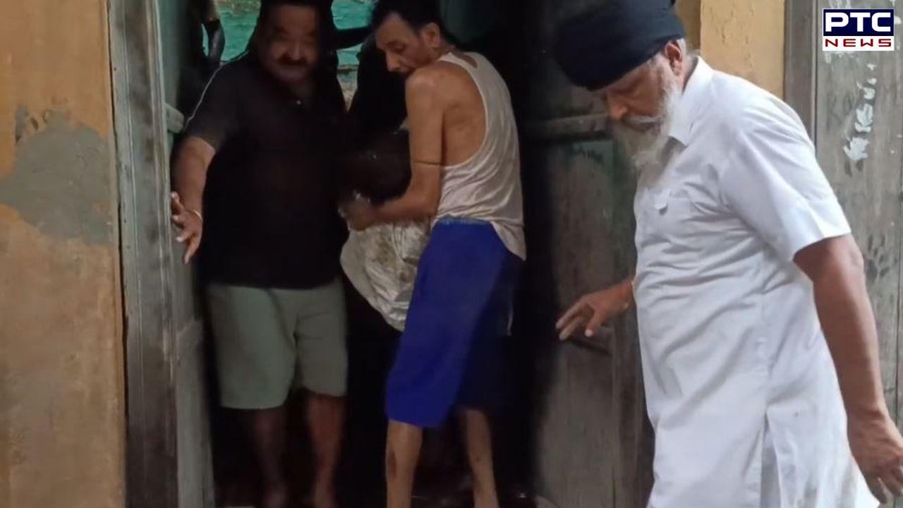 Hoshiarpur News : ਸੁੱਤੇ ਪਏ ਪਰਿਵਾਰ 'ਤੇ ਡਿੱਗੀ 2 ਮੰਜਿਲਾ ਇਮਾਰਤ ਦੀ ਛੱਤ, ਮਲ੍ਹਬੇ ਹੇਠ ਆਉਣ ਕਾਰਨ ਪਿਤਾ ਤੇ ਦੋ ਧੀਆਂ ਦੀ ਮੌਤ, 3 ਜ਼ਖ਼ਮੀ