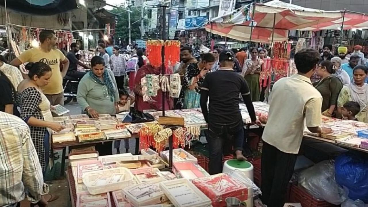 Rajpura News : ਬਾਜ਼ਾਰਾਂ 'ਚ ਰੱਖੜੀ ਦੇ ਤਿਉਹਾਰ ਨੂੰ ਲੈ ਕੇ ਲੱਗੀਆਂ ਰੌਣਕਾਂ , ਭੈਣਾਂ ਆਪਣੇ ਵੀਰਾਂ ਲਈ ਖਰੀਦ ਰਹੀਆਂ ਹਨ ਰੱਖੜੀਆਂ