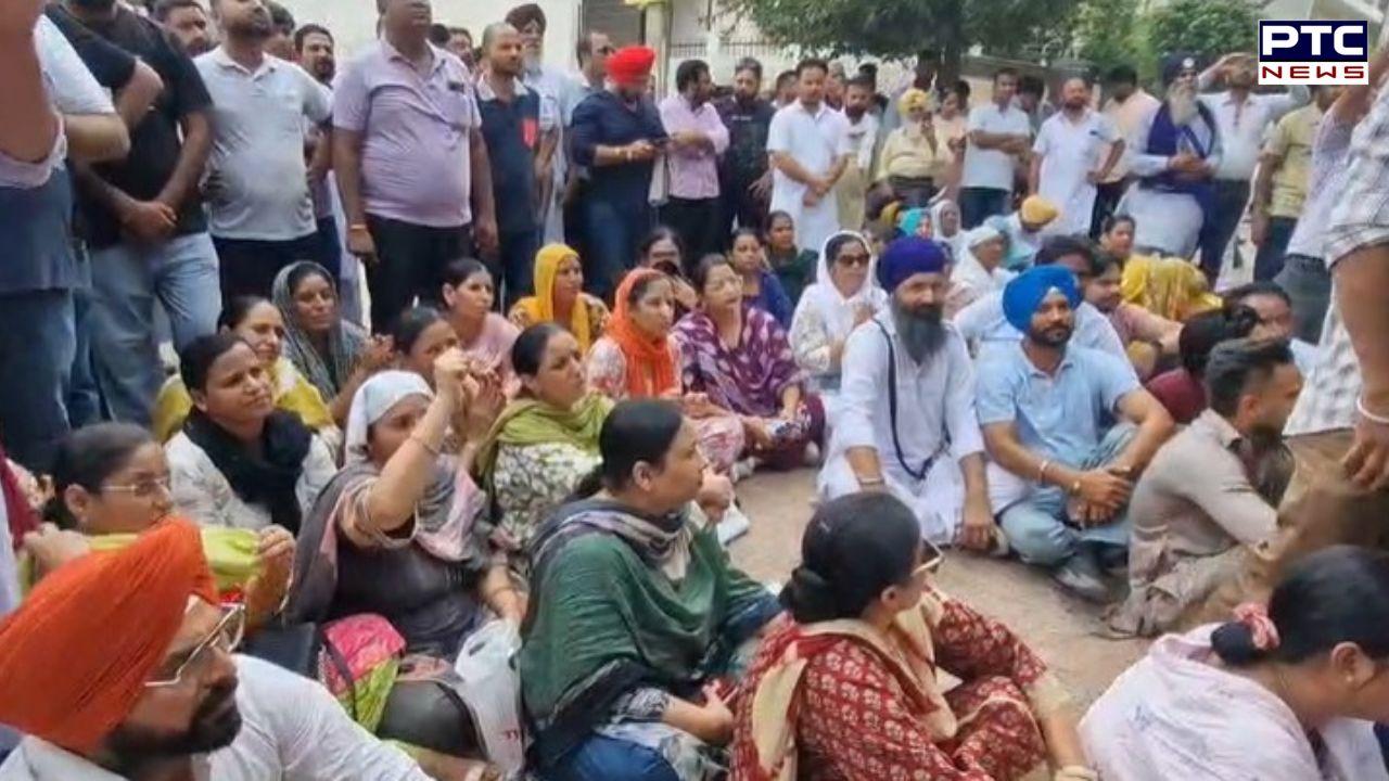 ਵਿਦਿਆਰਥਣ ਨਾਲ ਛੇੜਛਾੜ ਮਾਮਲਾ : ਬਠਿੰਡਾ 'ਚ ਪੀੜਤ ਮਾਪਿਆਂ ਨੇ ਇਨਸਾਫ਼ ਲਈ ਸਕੂਲ ਅੱਗੇ ਲਾਇਆ ਧਰਨਾ