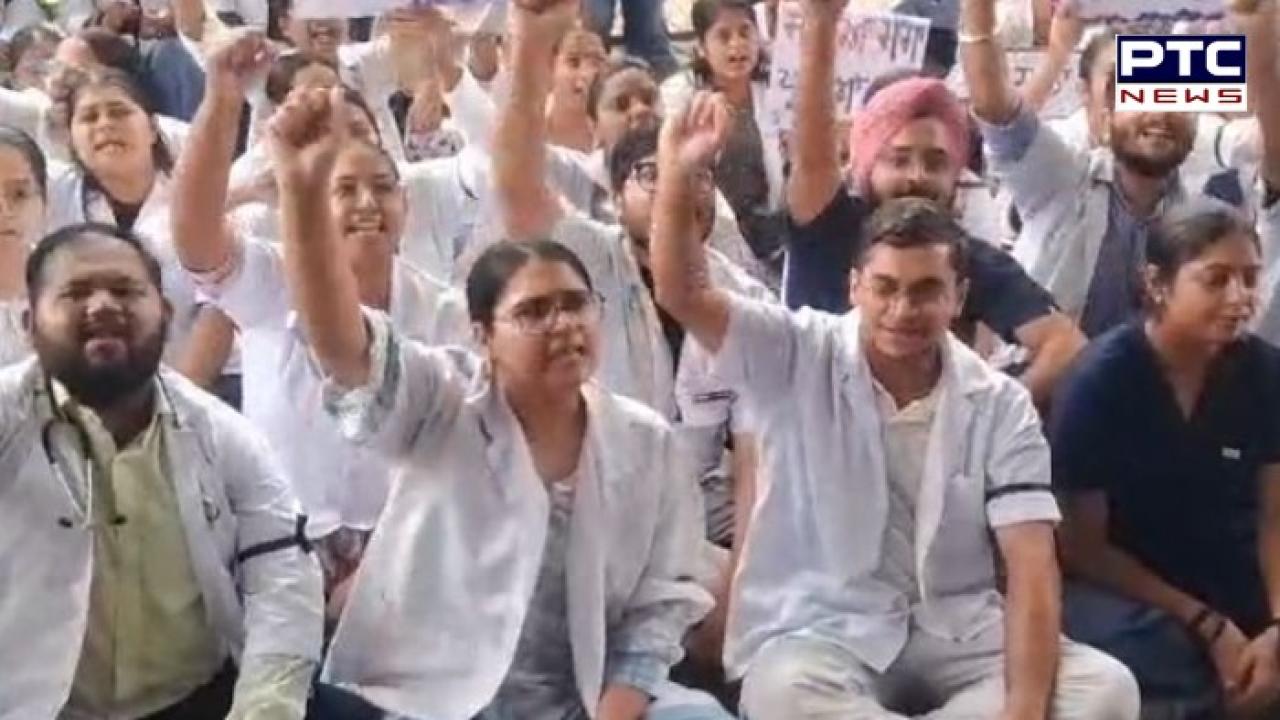 Ludhiana News : ਗੁਰੂ ਅੰਗਦ ਦੇਵ ਵੈਟਨਰੀ ਯੂਨੀਵਰਸਿਟੀ ਦੇ ਡਾਕਟਰਾਂ ਨੇ ਆਪਣੀਆਂ ਮੰਗਾਂ ਨੂੰ ਲੈ ਕੇ ਸਰਕਾਰ ਖਿਲਾਫ਼ ਕੀਤਾ ਪ੍ਰਦਰਸ਼ਨ