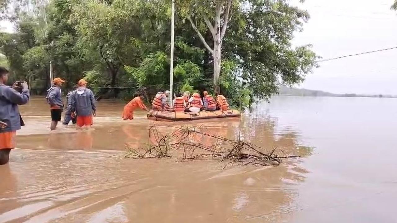 Flood Situation in Ajnala : ਅਜਨਾਲਾ ਦੇ ਸਰਹੱਦੀ ਪਿੰਡਾਂ 'ਚ ਵੜਿਆ ਰਾਵੀ ਦਾ ਪਾਣੀ, ਡੀਸੀ ਵੱਲੋਂ ਲੋਕਾਂ ਨੂੰ ਸੁਰੱਖਿਅਤ ਥਾਂਵਾਂ ਜਾਣ ਦੀ ਅਪੀਲ