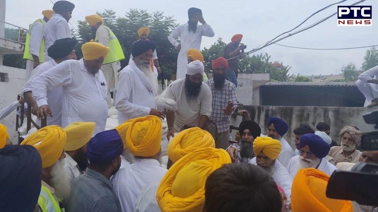 SGPC ਪ੍ਰਧਾਨ ਐਡਵੋਕੇਟ ਹਰਜਿੰਦਰ ਸਿੰਘ ਧਾਮੀ ਵੱਲੋਂ ਹੜ੍ਹ ਪ੍ਰਭਾਵਿਤ ਇਲਾਕਿਆਂ ਦਾ ਦੌਰਾ, ਸੇਵਾਵਾਂ ਦਾ ਲਿਆ ਜਾਇਜ਼ਾ