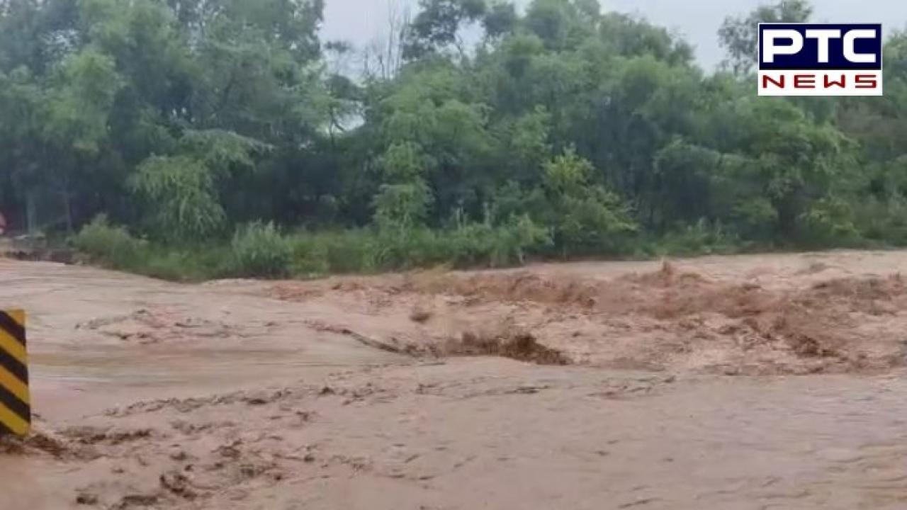 Chandigarh 'ਚ ਬੇਕਾਬੂ ਹੋਇਆ Sukhna Lake ਦਾ ਪਾਣੀ, ਪਾਣੀ ਦਾ ਬਹਾਅ ਤੇਜ਼ ਹੋਣ ਕਰਕੇ ਪਾਣੀ 'ਚ ਬਹਿ ਗਿਆ ਪੁਲ