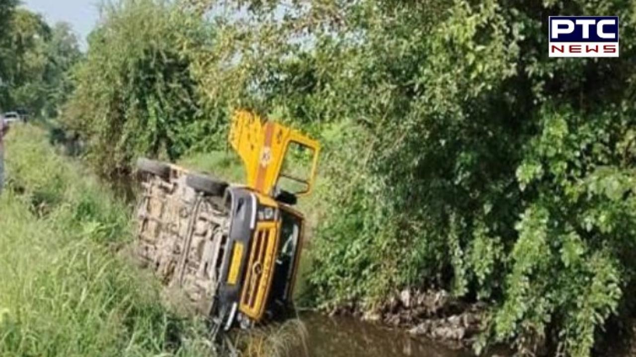 Nabha  ਦੇ ਇੱਕ ਪ੍ਰਾਈਵੇਟ ਸਕੂਲ ਦੀ ਬੱਸ ਸੇਮ ਨਾਲੇ 'ਚ ਪਲਟੀ, ਵਿਦਿਆਰਥੀਆਂ ਨੂੰ ਬੱਸ 'ਚੋਂ ਸੁਰੱਖਿਅਤ ਕੱਢਿਆ ਬਾਹਰ