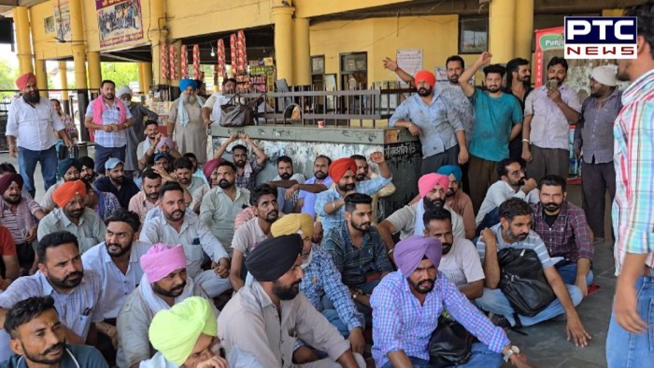 PRTC ,ਪੰਜਾਬ ਰੋਡਵੇਜ਼ ਅਤੇ ਪਨਬੱਸ ਦੇ ਆਊਟਸੋਰਸ ਤੇ ਕੰਟਰੈਕਟ ਵਰਕਰਾਂ ਨੇ 2 ਘੰਟਿਆਂ ਲਈ ਮੁਕਤਸਰ ਬੱਸ ਸਟੈਂਡ ਕੀਤਾ ਬੰਦ