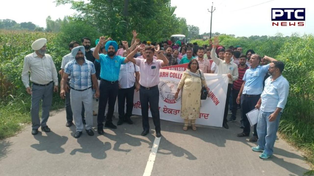 Anandpur Sahib News : ਸੂਬੇ ਦੇ 136 ਏਡਿਡ ਕਾਲਜਾਂ ਦੇ ਪ੍ਰੋਫੈਸਰਾਂ ਨੇ ਉਚੇਰੀ ਸਿੱਖਿਆ ਮੰਤਰੀ ਹਰਜੋਤ ਬੈਂਸ ਦੇ ਘਰ ਦਾ ਕੀਤਾ ਘਿਰਾਓ