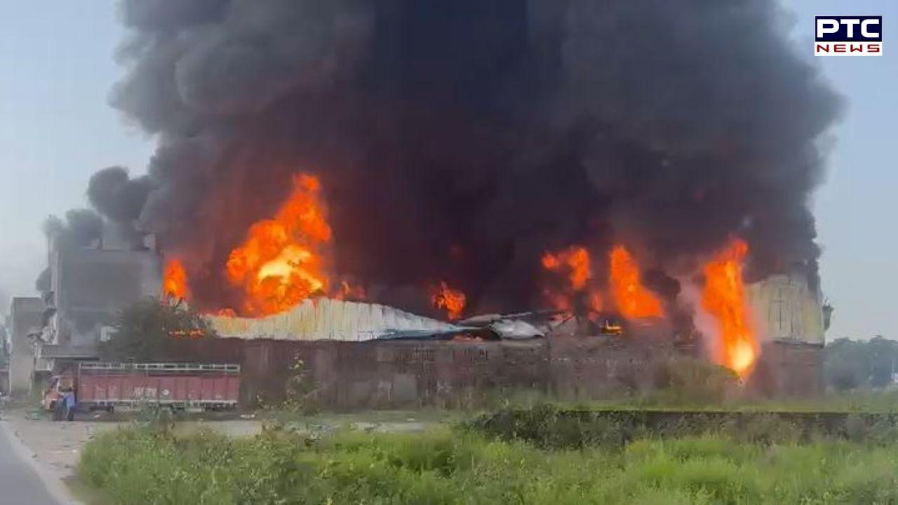 Kapurthala Factory Fire : ਕਪੂਰਥਲਾ ਦੇ ਪਿੰਡ ਧੋਆਂਖੇ 'ਚ ਗੱਦਿਆਂ ਦੀ ਫੈਕਟਰੀ ਨੂੰ ਲੱਗੀ ਅੱਗ, ਧੂੰਏ ਨਾਲ ਕਾਲਾ ਹੋਇਆ ਆਸਮਾਨ