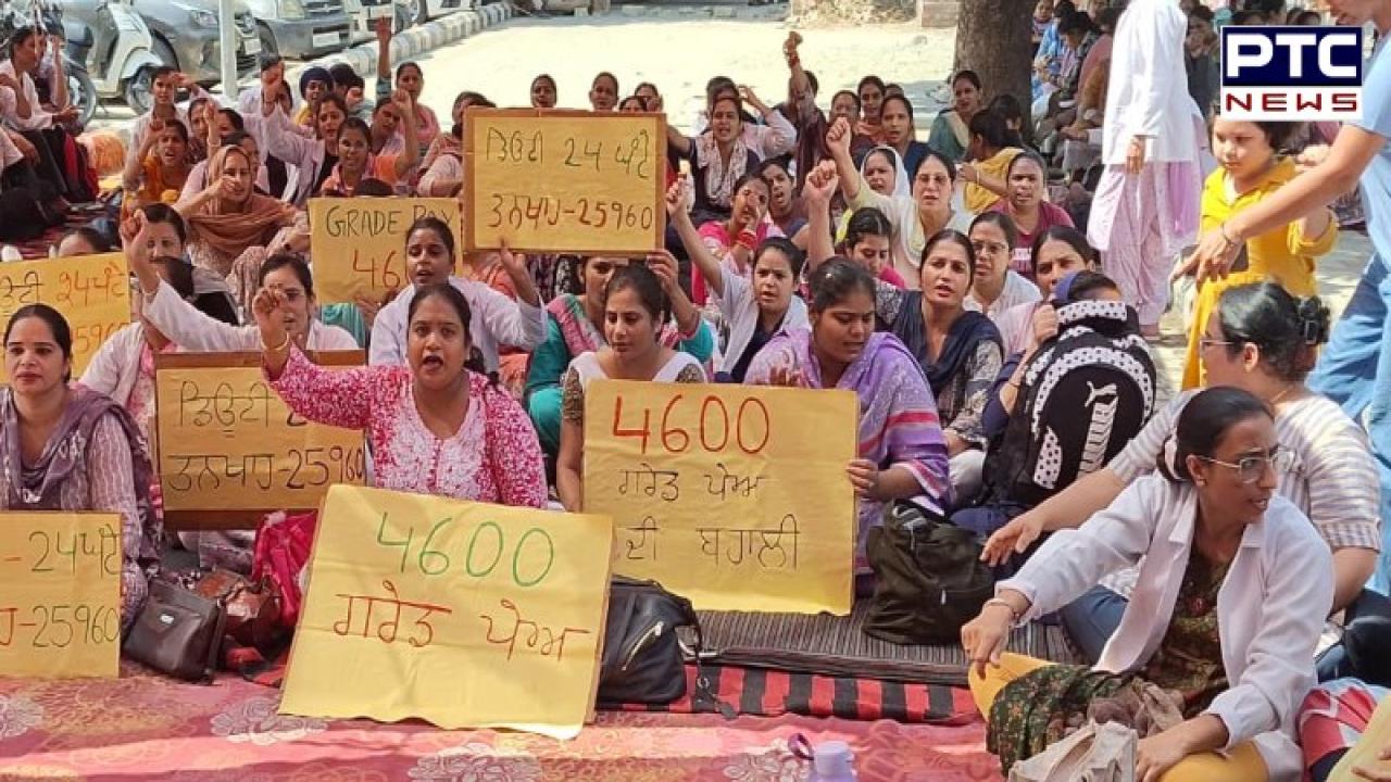 Staff Nurses Protest : ਪਟਿਆਲਾ ,ਮੋਹਾਲੀ ਤੇ ਅੰਮ੍ਰਿਤਸਰ 'ਚ ਸਟਾਫ ਨਰਸਾਂ ਦਾ ਧਰਨਾ ਪ੍ਰਦਰਸ਼ਨ ਜਾਰੀ ,  ਛੱਤ ‘ਤੇ ਚੜ੍ਹੇ ਅੰਕੁਰ ਦੀ ਸਿਹਤ ਹੋਈ ਖ਼ਰਾਬ
