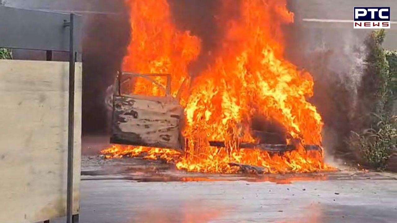 Ludhiana Car Fire : ਲੁਧਿਆਣਾ 'ਚ ਘਰ ਅੰਦਰ ਖੜੀ ਕਾਰ ਨੂੰ ਲੱਗੀ ਅੱਗ, ਮੱਚੇ ਭਾਂਬੜ, ਜਾਨੀ ਨੁਕਸਾਨ ਤੋਂ ਬਚਾਅ