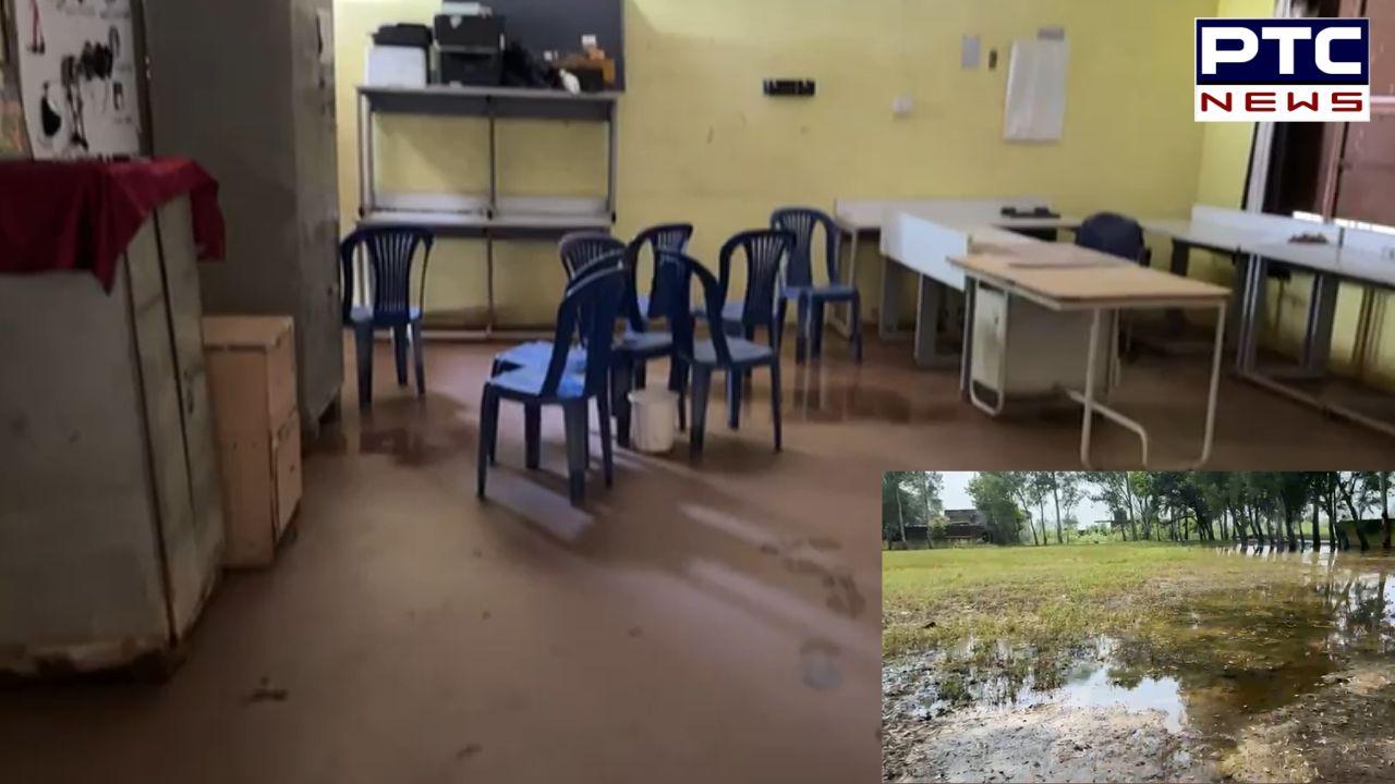 Gurdaspur News : ਸਰਹੱਦੀ ਖੇਤਰ ’ਚ ਸਕੂਲਾਂ ਦੀ ਹਾਲਤ ਖਸਤਾ; ਹੜ੍ਹ ਦਾ ਪਾਣੀ ਤੇ ਗਾਰ ਕੱਢਣ ’ਚ ਲੱਗੇ ਪ੍ਰਬੰਧਕ ਸਕੂਲ