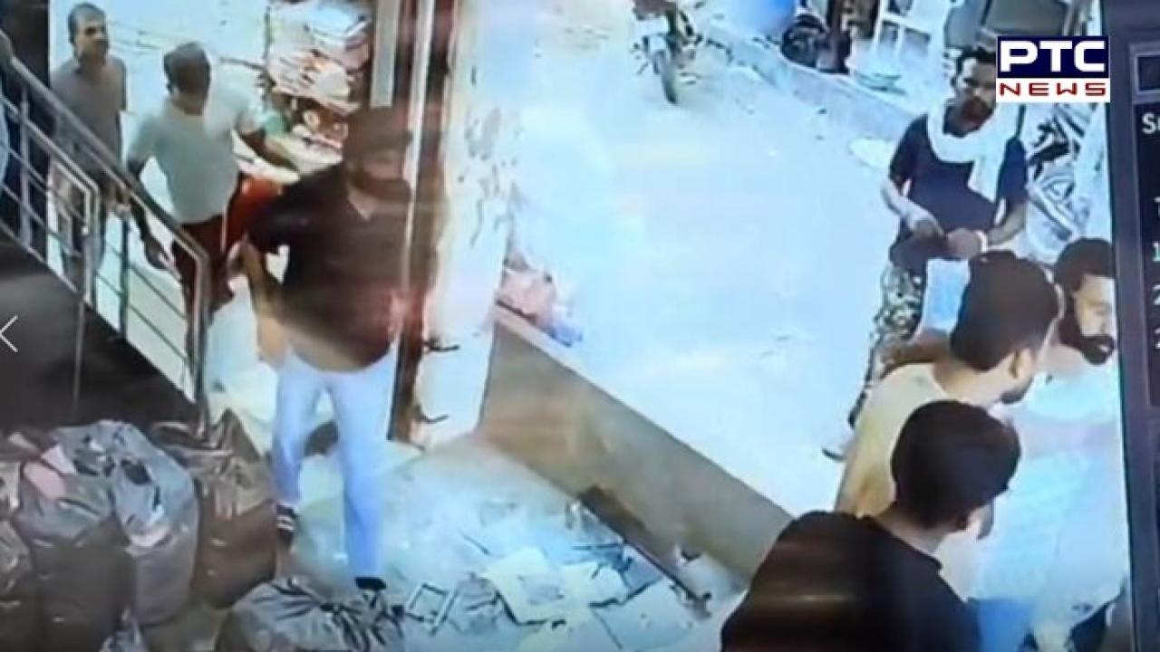 Faridkot News : ਸਾਦਕ 'ਚ ਕੱਪੜੇ ਦੀ ਦੁਕਾਨ ‘ਤੇ ਗ੍ਰਾਹਕਾਂ ਨੇ ਕੀਤਾ ਹਮਲਾ, ਦੁਕਾਨਦਾਰ ਗੰਭੀਰ ਰੂਪ 'ਚ ਜਖ਼ਮੀ