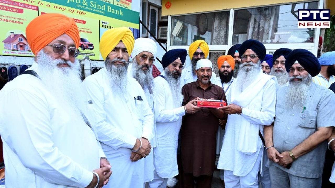 Amritsar News : ਸ਼੍ਰੋਮਣੀ ਕਮੇਟੀ ਨੇ ਚੌਥੇ ਪਾਤਸ਼ਾਹ ਦੇ ਪ੍ਰਕਾਸ਼ ਪੁਰਬ ਸਬੰਧੀ ਦੁਕਾਨਦਾਰਾਂ ਨੂੰ ਦਿੱਤੇ ਸੱਦਾ ਪੱਤਰ