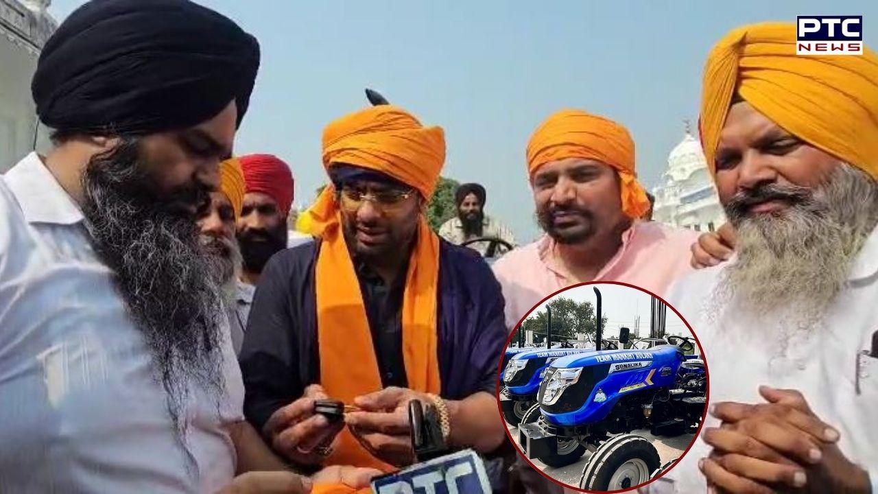 Mankirt Aulakh ਨੇ ਹੜ੍ਹ ਪ੍ਰਭਾਵਤਾਂ ਦੀ ਮਦਦ ਲਈ ਦਿੱਤੇ ਟਰੈਕਟਰ, ਗੁ: ਸ੍ਰੀ ਬੇਰ ਸਾਹਿਬ ਵਿਖੇ ਸਰਹਾਲੀ ਵਾਲੇ ਸੰਤਾਂ ਨੂੰ ਸੌਂਪੀਆਂ ਚਾਬੀਆਂ