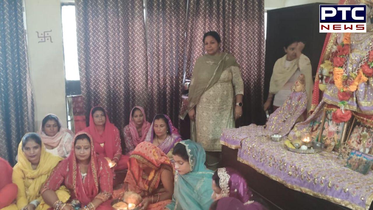 Karva Chauth Fast In Jail : ਕੈਦੀ ਔਰਤਾਂ ਨੇ ਜੇਲ੍ਹ 'ਚ ਰੱਖਿਆ ਕਰਵਾਚੌਥ ਦਾ ਵਰਤ, ਸਲਾਖਾਂ 'ਚੋਂ ਚੰਨ ਦੇਖ ਪਤੀ ਦੀ ਲੰਬੀ ਉਮਰ ਦੀ ਕੀਤੀ ਕਾਮਨਾ